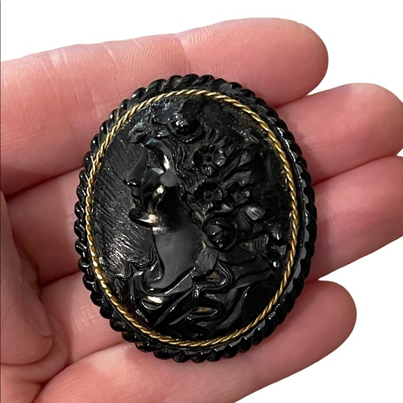 Antique Large Black Mourning JET Carved? Cameo with Gold band - Picture 2 of 11